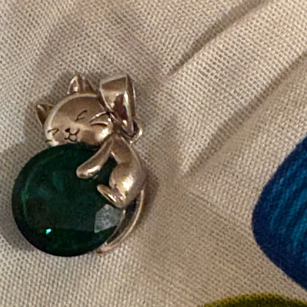 silver cat pendant with large green crystal - Picture 2 of 4